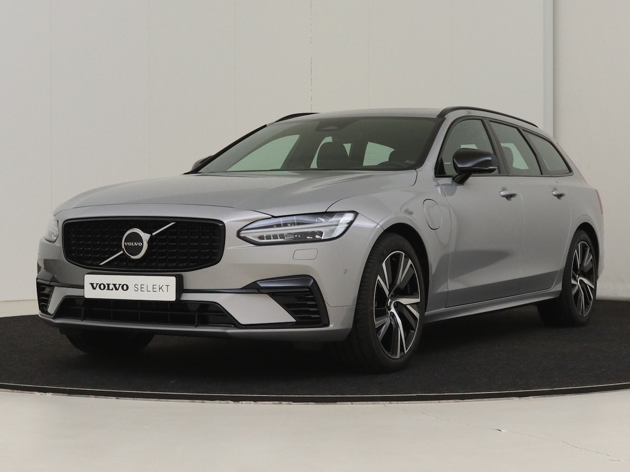 Volvo V90 - 2.0 T6 Recharge AWD Ultimate Dark | Luchtvering | Bowers&Wilkins | Gelamineerd glas | Trek - AutoWereld.nl