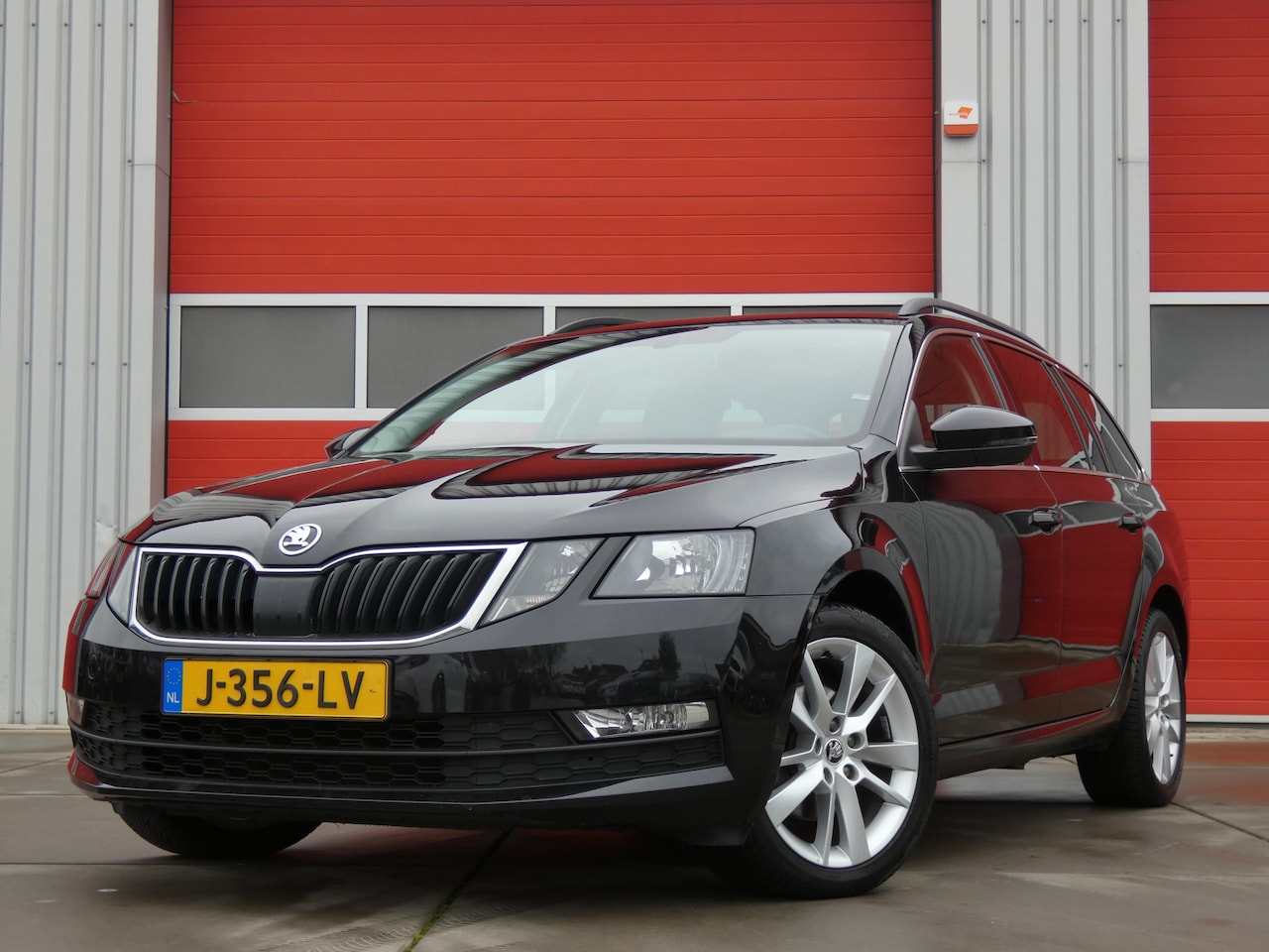 Skoda Octavia Combi - 1.0 TSI Greentech Business Edition/ lage km/ trekhaak! - AutoWereld.nl