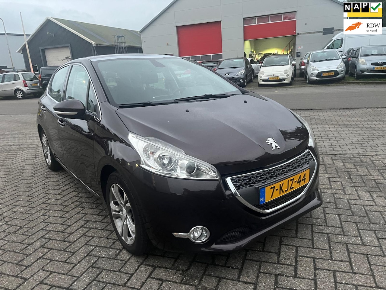 Peugeot 208 - 1.2 VTi Blue Lease Executive panorama dak 5 drs - AutoWereld.nl