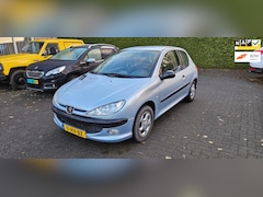 Peugeot 206 - 1.4 XS nieuwe distributie riem en waterpomp met factuur auto rijd perfect vanaf 2008 zelfd