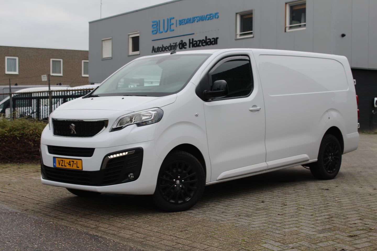 Peugeot Expert - 2.0 BlueHDI 145PK Euro6 Automaat L3 Long ✓ airco ✓ navigatie ✓ 3-zits ✓ cruise control - AutoWereld.nl