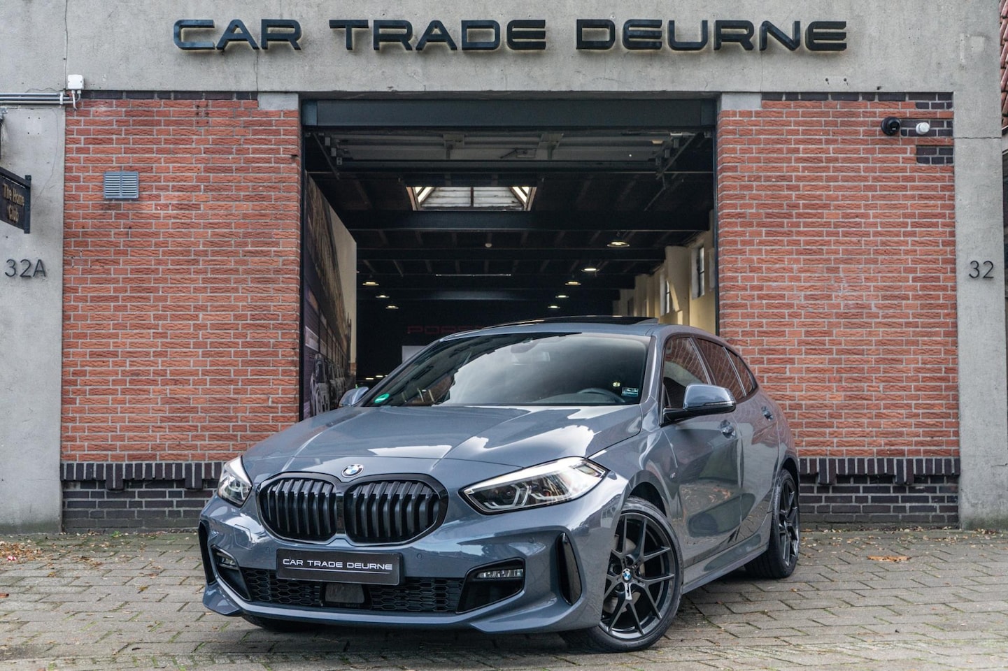 BMW 1-serie - 118i High Executive M-Sport Pano / Trekhaak / Apple Car Play - AutoWereld.nl