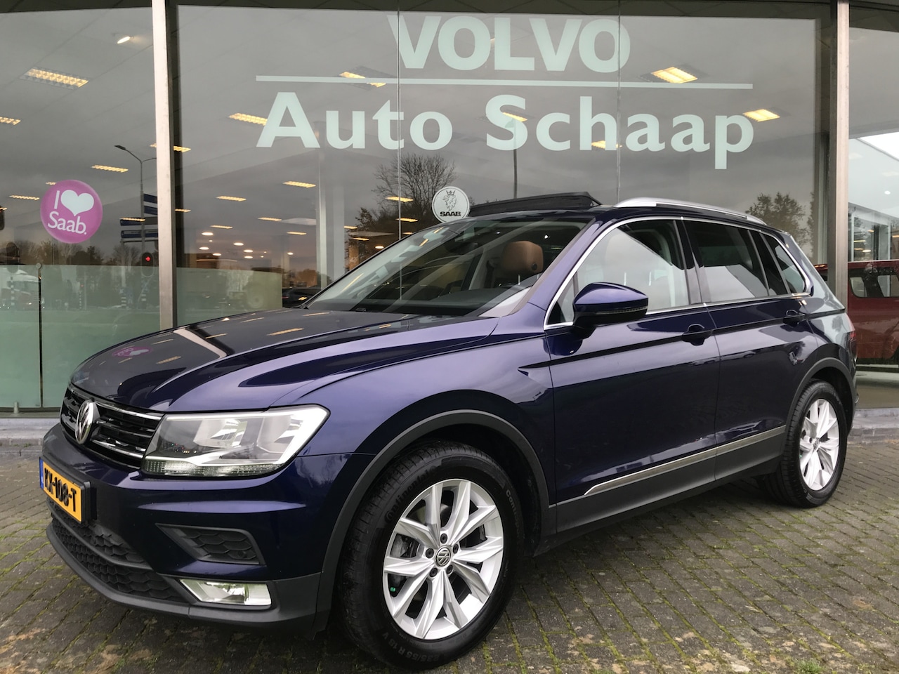 Volkswagen Tiguan - 1.4 TSI ACT Comfortline Automaat | Rijklaar incl garantie | Panorama dak Trekhaak Leder - AutoWereld.nl