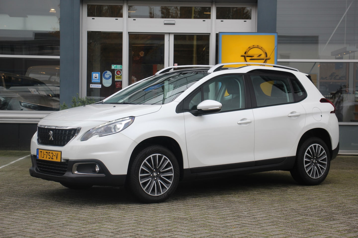 Peugeot 2008 - 1.2 PureTech Active Parkeersensor achter, Carplay, Navigatie, DAB - AutoWereld.nl