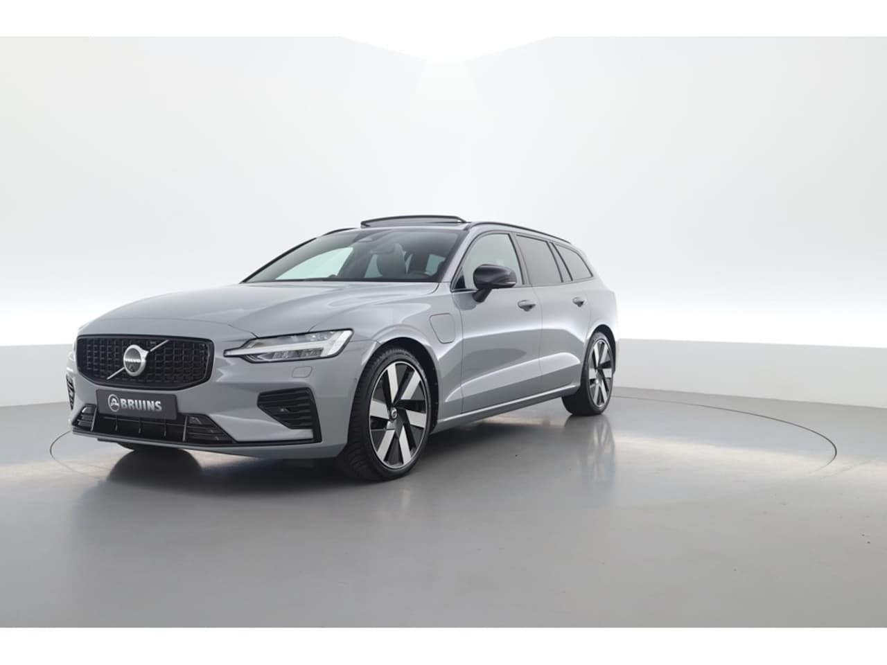 Volvo V60 - 2.0 T8 455PK Ultimate Dark, B&W audio, Trekhaak, 360 camera - AutoWereld.nl