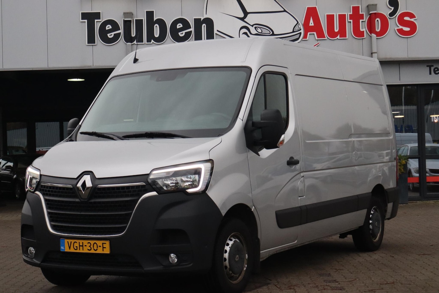 Renault Master - T33 2.3 dCi 135 L2H2 Navigatie, Camera, Bijrijdersbank, Airco, Trekhaak, Cruise control - AutoWereld.nl