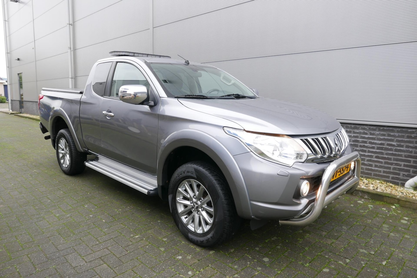 Mitsubishi L 200 - 2.4 DI-D Club Cab Intense NAVI,CLIMA,119003 KM. - AutoWereld.nl