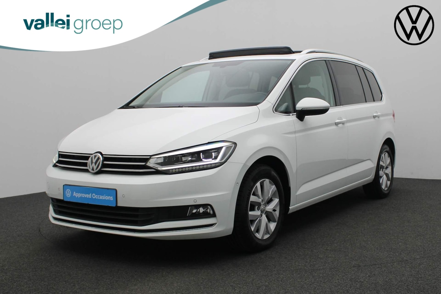 Volkswagen Touran - 1.0 TSI 115PK Highline - Origineel NL | Pano | Trekhaak | Navi Discover Pro | Keyless | Ca - AutoWereld.nl