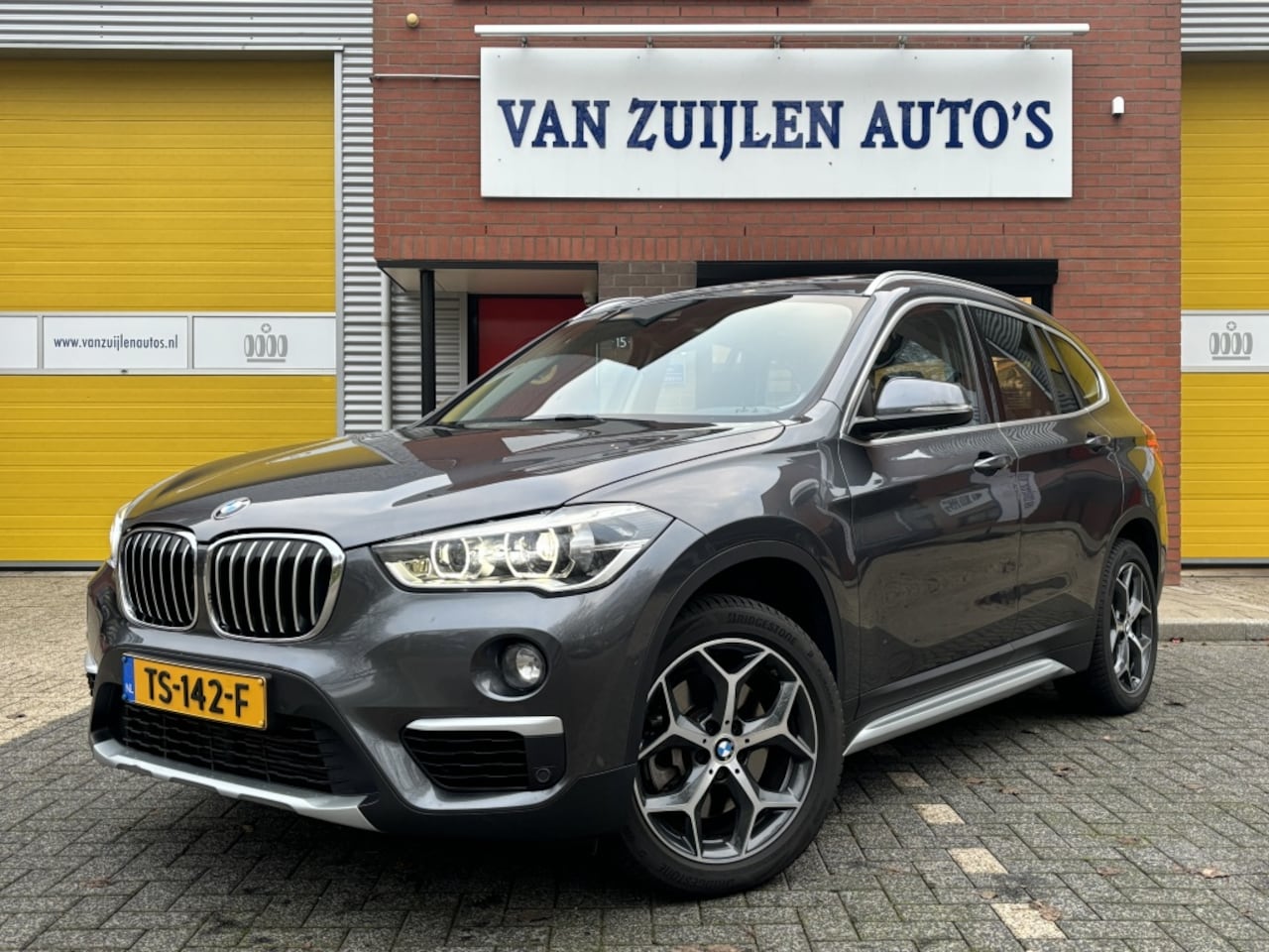 BMW X1 - sDrive 20i Orange Edition II Panorama Leder Head-Up Trekhaak - AutoWereld.nl