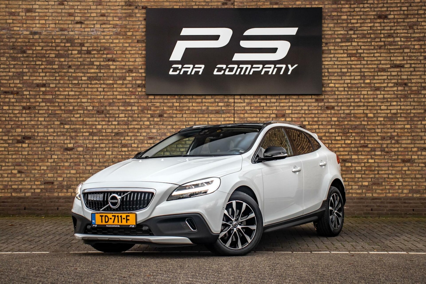 Volvo V40 Cross Country - 1.5 T3 Dynamic Ed,NAP,Leder,PANO - AutoWereld.nl