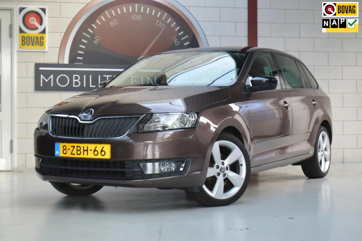 Skoda Rapid Spaceback - 1.2 TSI Xenon Trekhaak Panorama all-season GARANTIE NL-AUTO - AutoWereld.nl