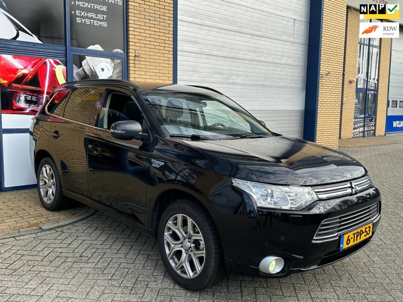 Mitsubishi Outlander - 2.0 PHEV instyle 2.0 PHEV Instyle, Goed rijdend, Automaat, Apk, Climat, camera, lichtmetaal, Hybride, leder - AutoWereld.nl