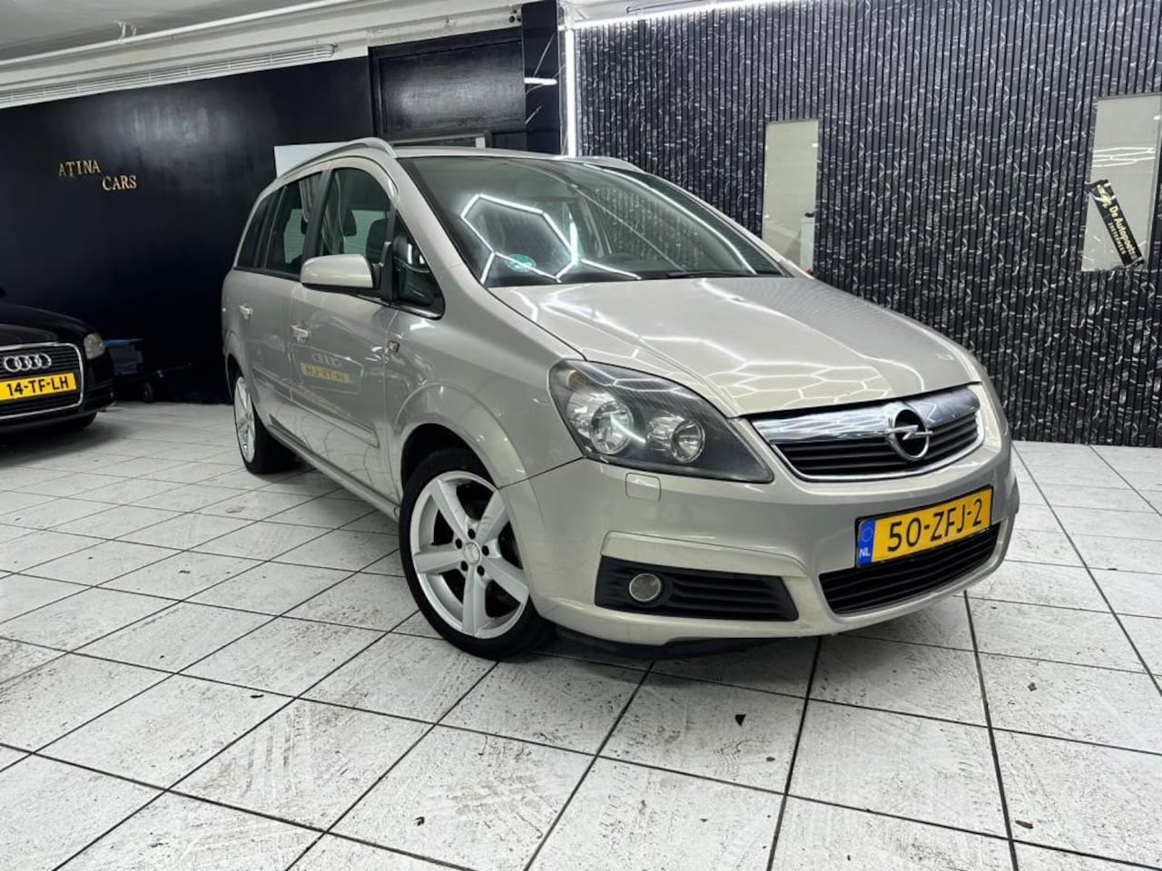 Opel Zafira - 1.8 Executive Automaat 7p - AutoWereld.nl