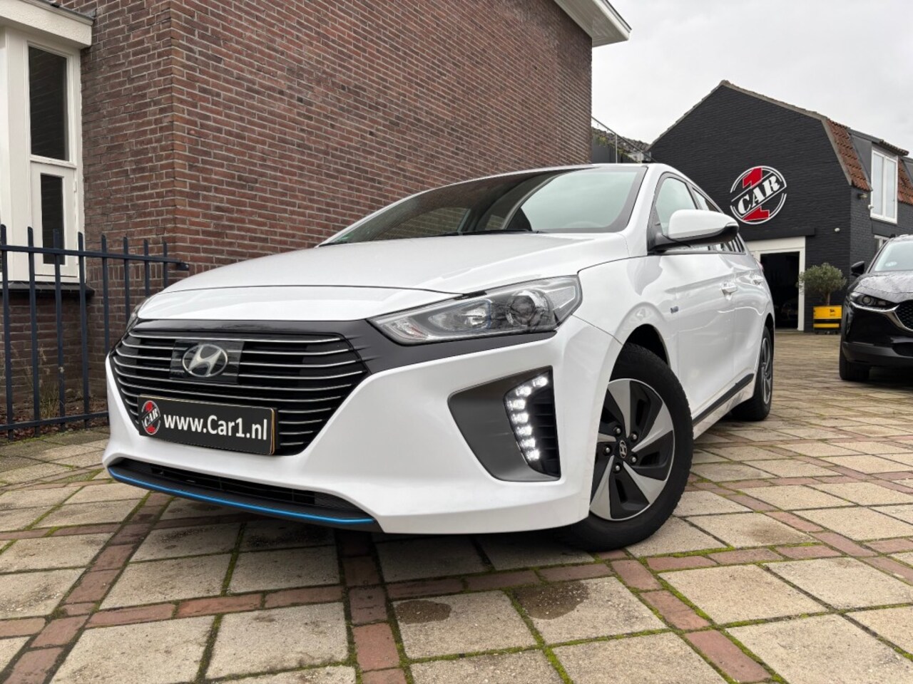 Hyundai IONIQ - 1.6 GDI i-Motion AUTOMAAT AIRCO CRUISE CAMERA PDC - AutoWereld.nl