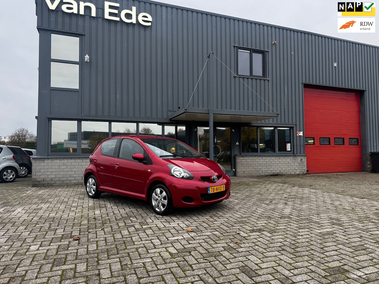 Toyota Aygo - 1.0-12V Aspiration Red Navi Automaat 5drs Airco - AutoWereld.nl