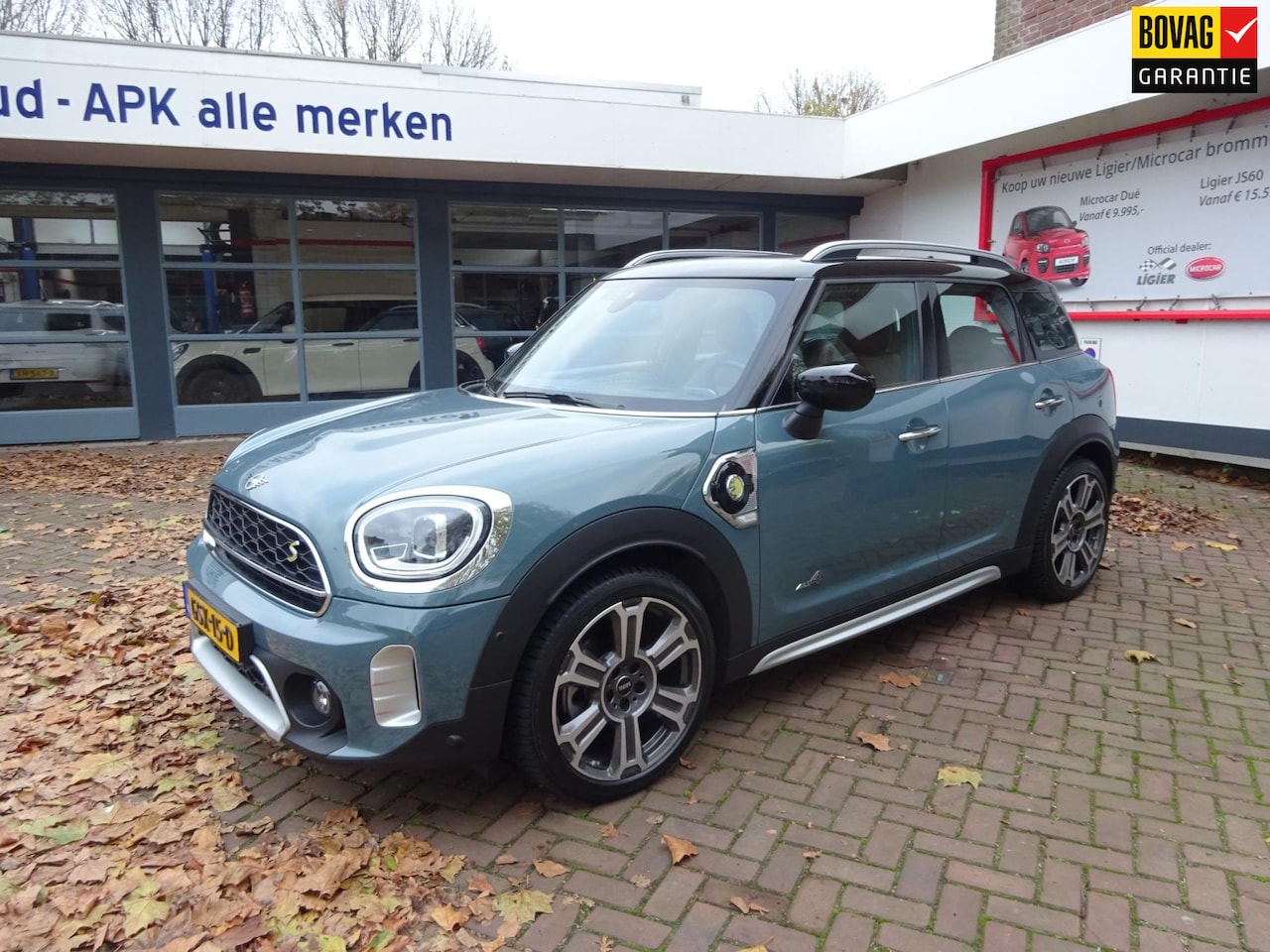 MINI Countryman - 2.0 Cooper S E ALL4 MINI Yours Navi./Panoramadak/Lederen bekl./19"LMV/A.R Camera/Parkeerse - AutoWereld.nl