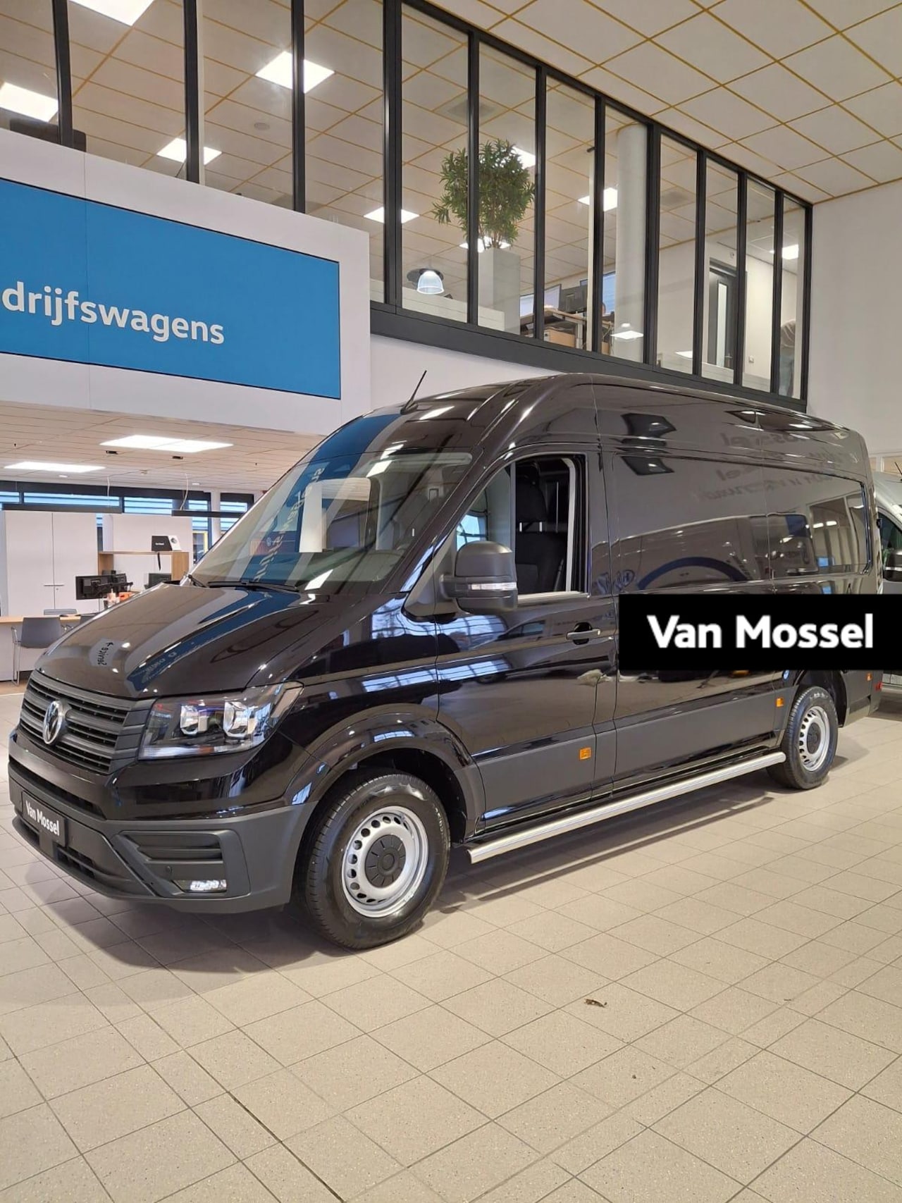 Volkswagen Crafter - 35 2.0 TDI L3H2 Exclusive L3 H3 | Exclusive | Handgeschakeld | Zwart | BPM Voordeel! | - AutoWereld.nl