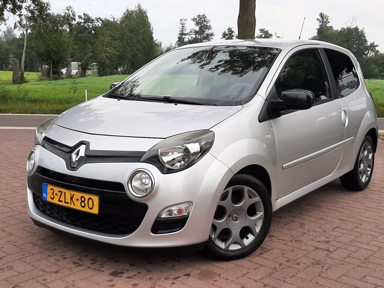 Renault Twingo - 1.2 75pk Automaat Airconditioning Bluetooth Cruise-control - AutoWereld.nl