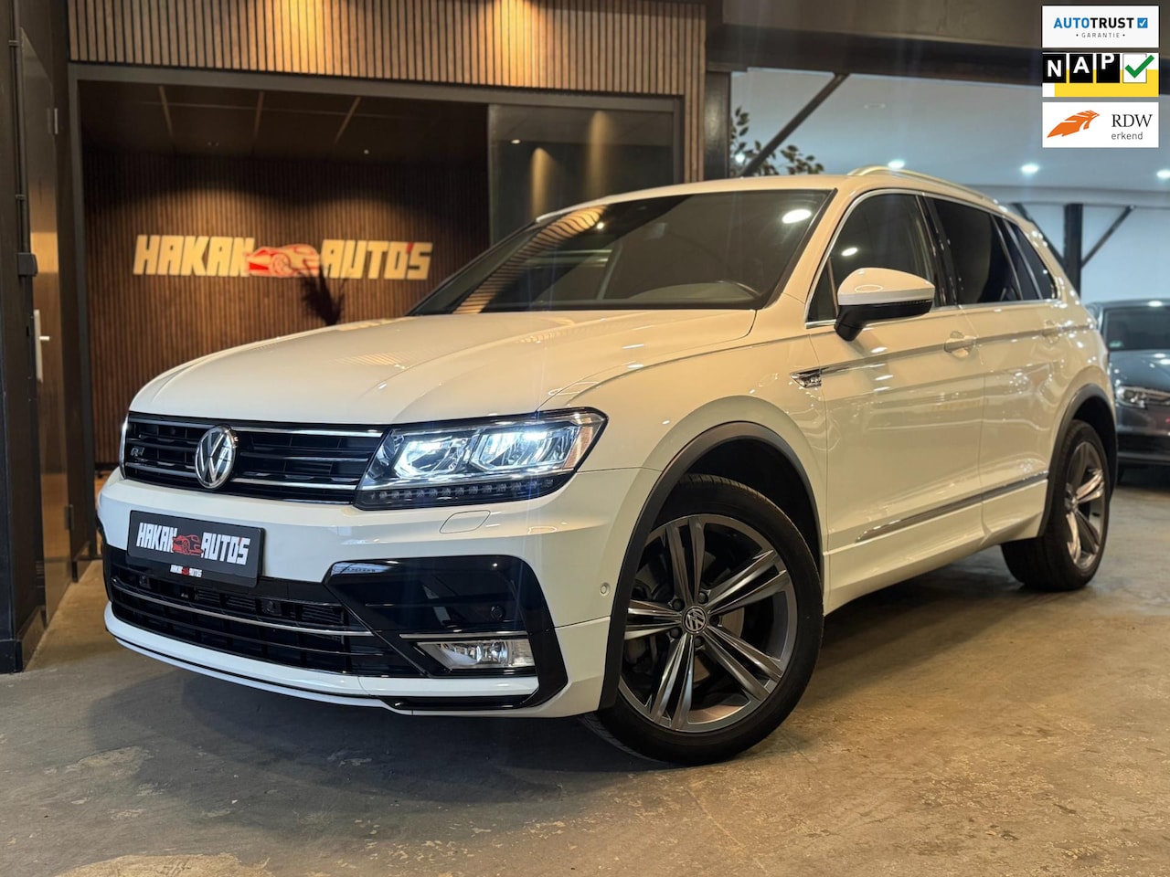 Volkswagen Tiguan - 2.0 TSI 4Motion R-Line | Virtual | Camera | Carplay | Trekhaak - AutoWereld.nl