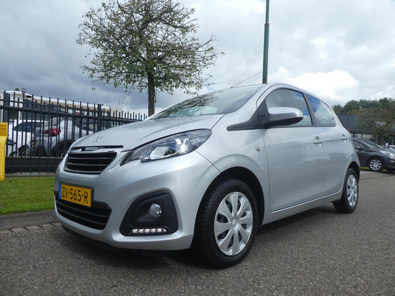 Peugeot 108 - 1.0 e-VTi 68pk 5D Active Pack Premium AIRCO - AutoWereld.nl