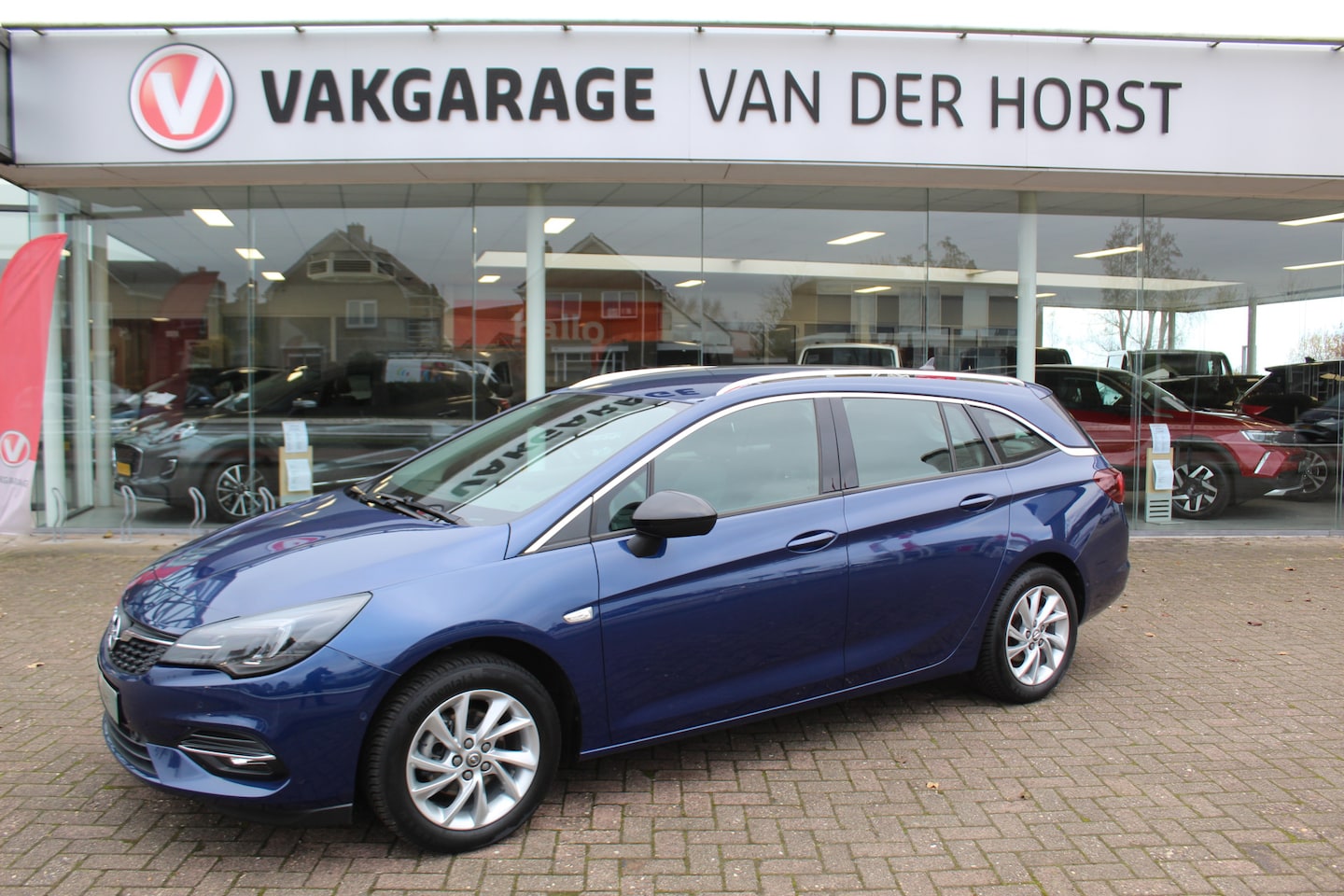 Opel Astra Sports Tourer - 1.2-110pk Elegance. Mooie, ruime en bijzonder luxe Opel Astra station ! Volautm. airco dua - AutoWereld.nl