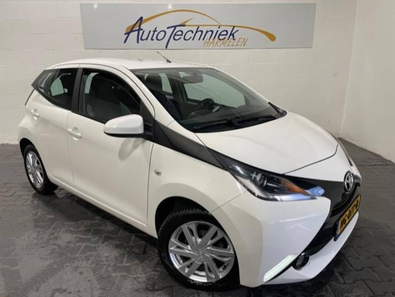 Toyota Aygo - 1.0 VVT-i X-play *Scherm*Camera*Airco*NL-Auto* - AutoWereld.nl