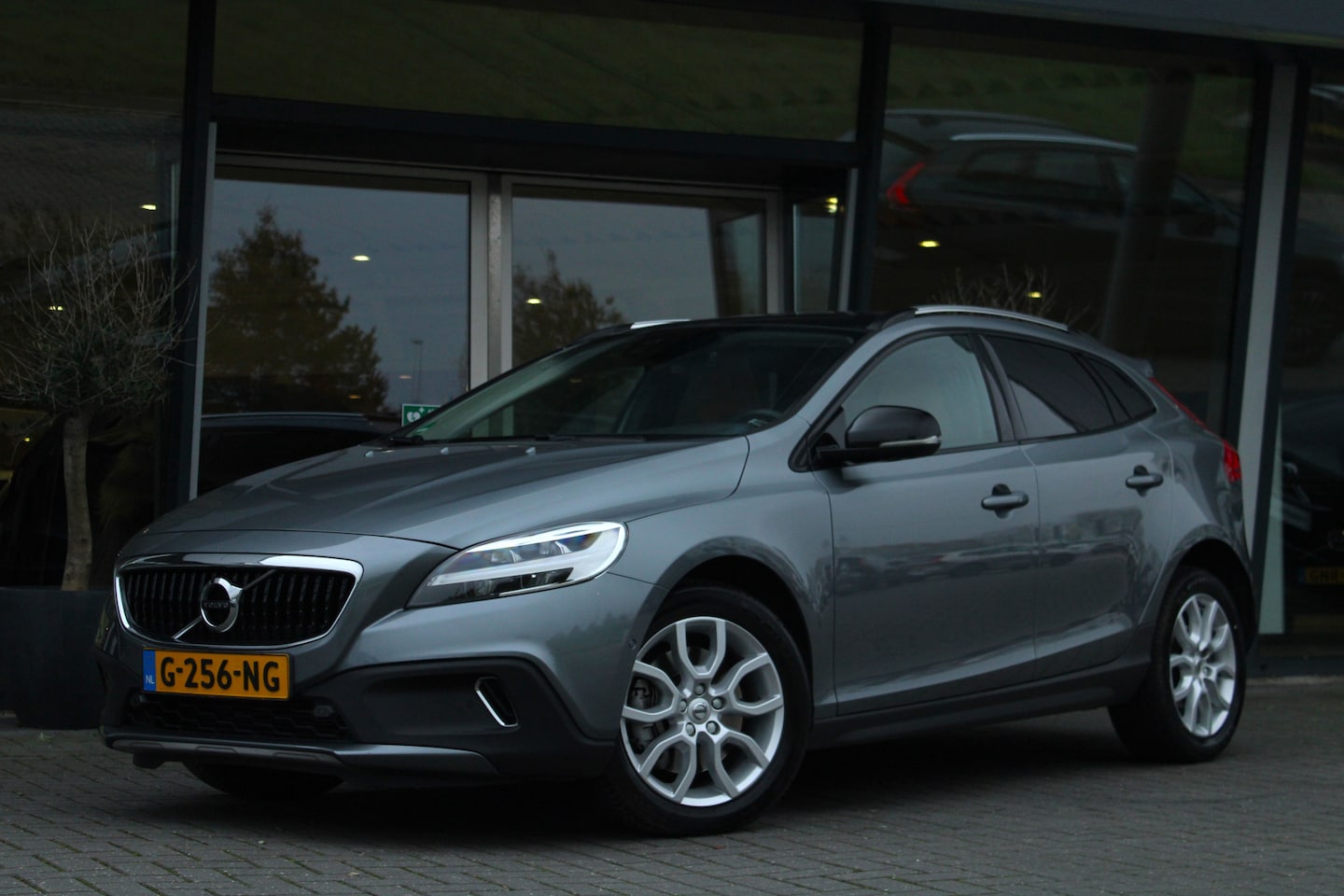 Volvo V40 Cross Country - T3 Polar+ Luxury | Harman/Kardon | Camera | Parkeerhulp | Full LED | Navigatie | Panoramad - AutoWereld.nl