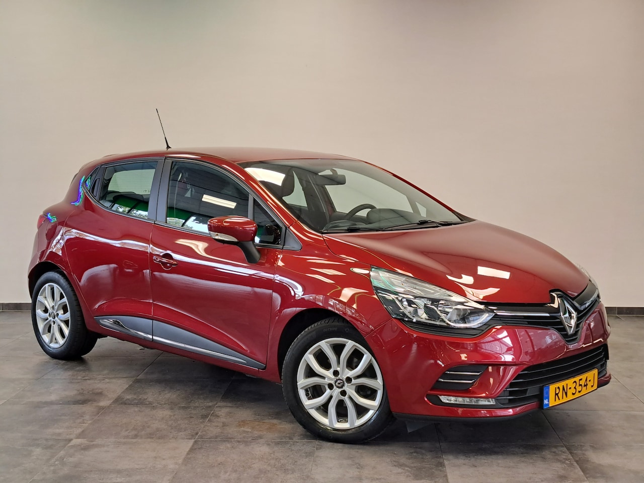 Renault Clio - 1.2 TCe Zen Navigatie Airconditioning Cruise 16"LM 119 PK! - AutoWereld.nl