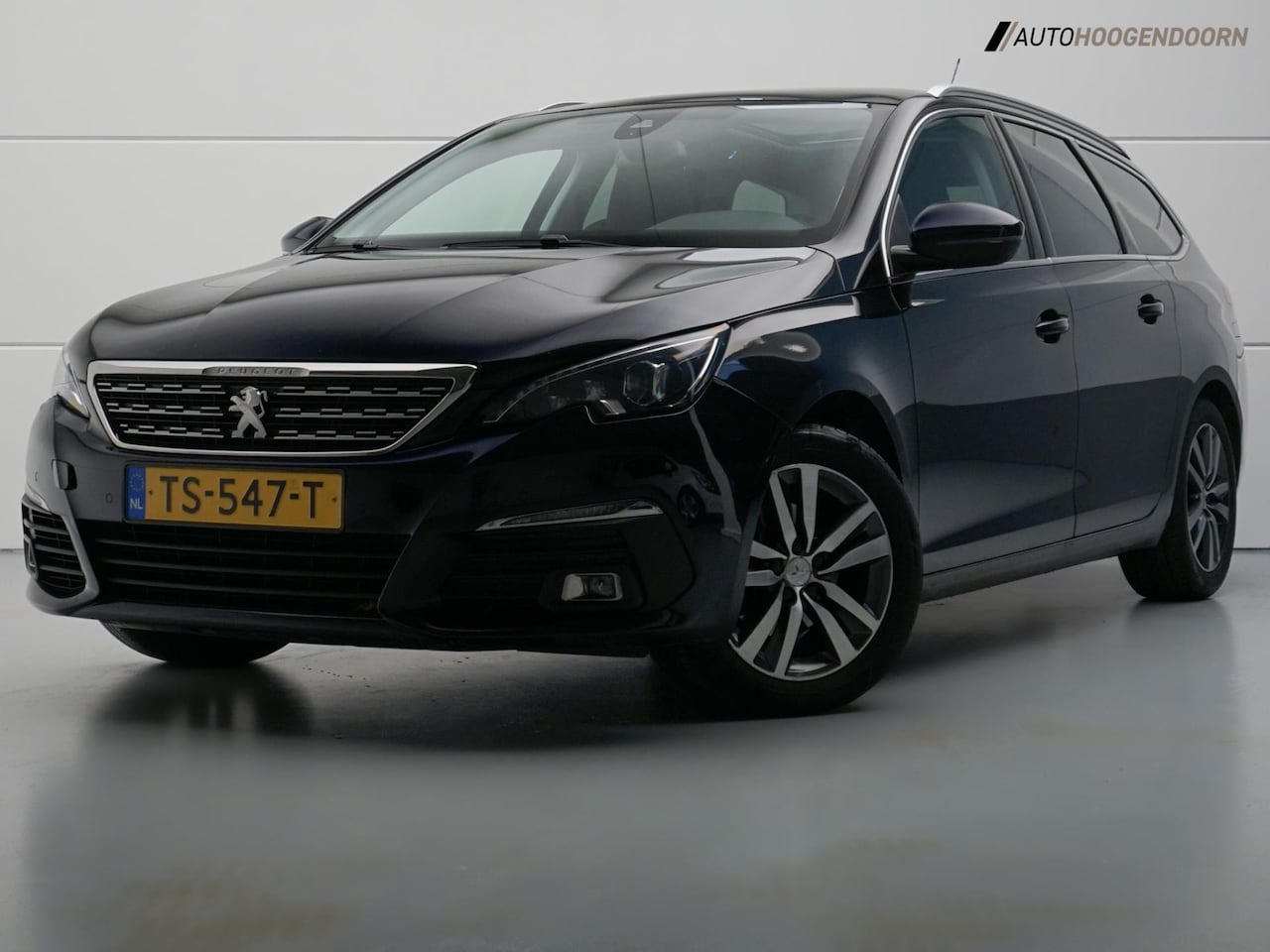 Peugeot 308 SW - 1.2 PureTech Allure (APPLE CARPLAY,LED VERLICHTING,PANORAMA,CAMERA,TREKHAAK,LM-VELGEN,TOPC - AutoWereld.nl