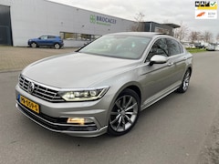 Volkswagen Passat - 1.6 TDI Highline Business R NAP/PANO/LEER