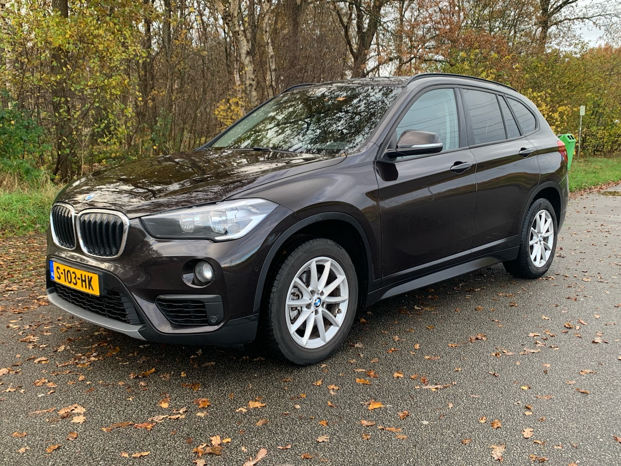 BMW X1 - 1.8i sDrive High Executive Voorzien van M Sport sportstoelen met verlengde en kantelbare zitting en M Sport stuur - AutoWereld.nl