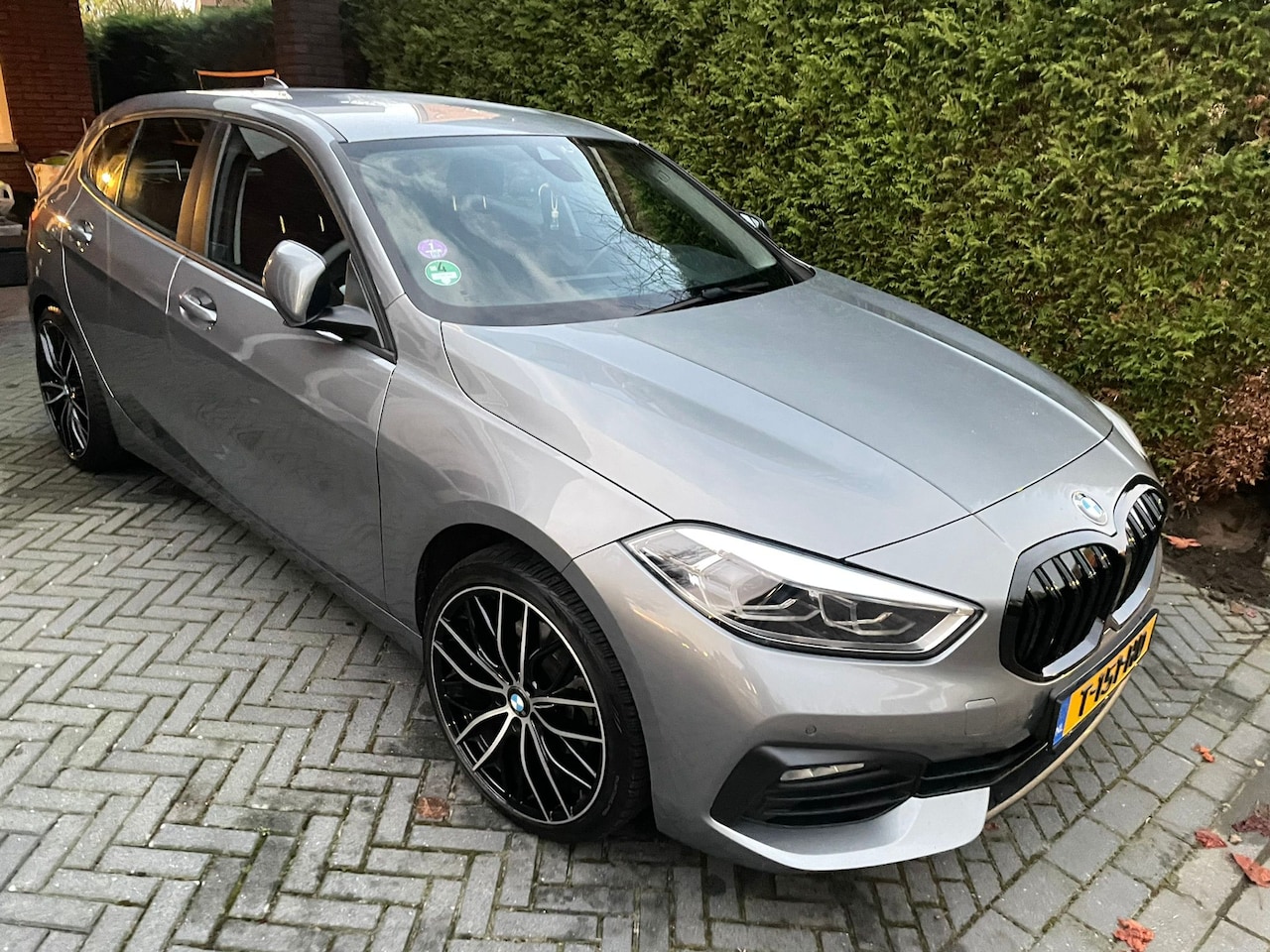 BMW 1-serie - 118i High Executive BMW 1-Serie 118i High Exec.136pk Bj.2022 Grijs 19 inch - AutoWereld.nl