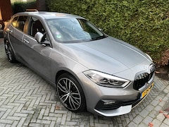 BMW 1-serie - 118i High Executive BMW 1-Serie 118i High Exec.136pk Bj.2022 Grijs 19 inch