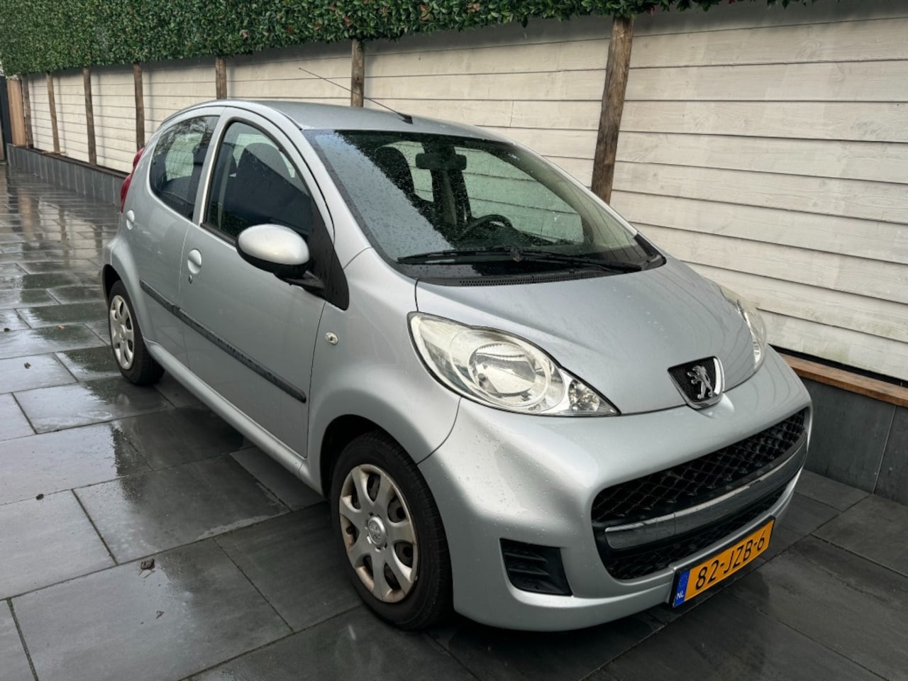 Peugeot 107 - 1.0-12V XS 5 deurs 57dkm Automaat Airco Parkeersensoren - AutoWereld.nl