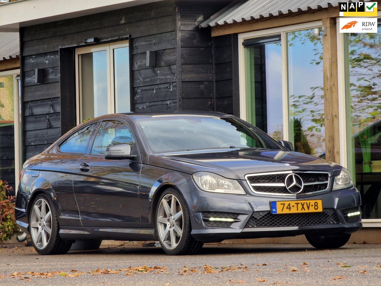 Mercedes-Benz C-klasse Coupé - 180 AMG Edition 1 (AMG Style / AMG uitlaten / 18 Inch / Leder / Sportstoelen / Parkeersens - AutoWereld.nl