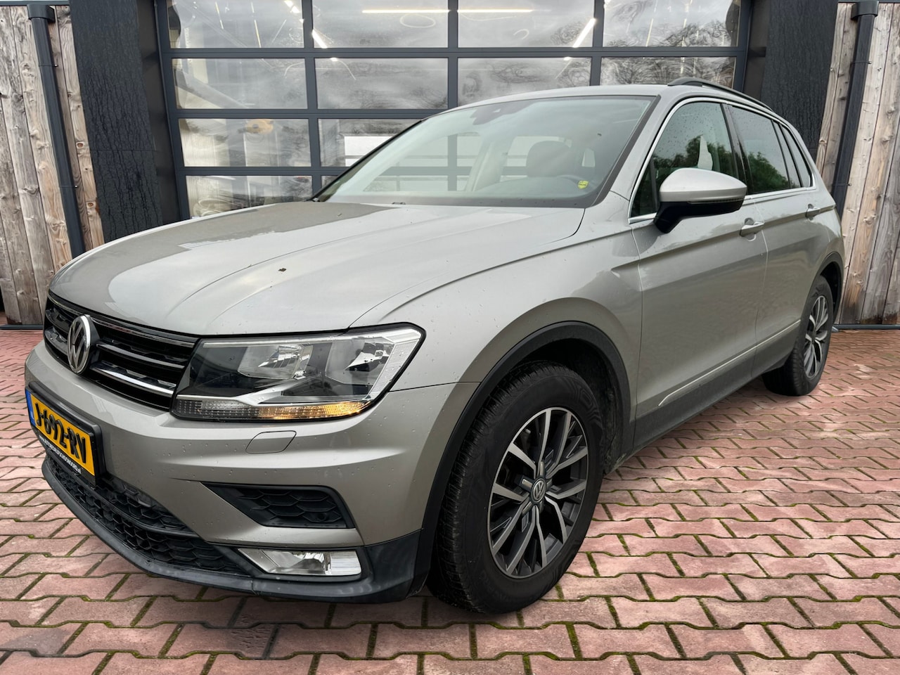 Volkswagen Tiguan - 1.4 TSI ACT Comfortline Business | Navi | Pano | Trekhaak | Stoelverwarming | - AutoWereld.nl