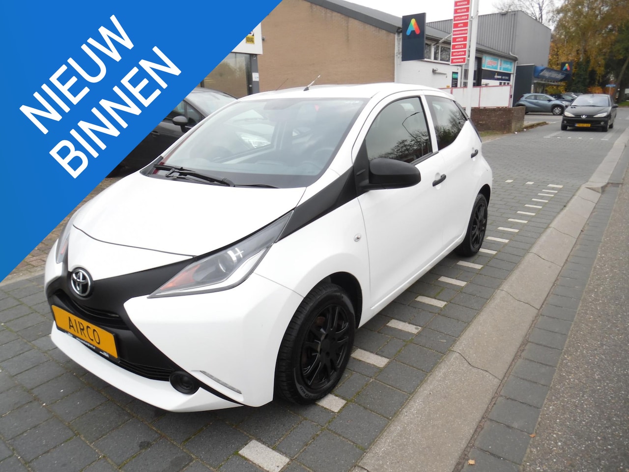 Toyota Aygo - 1.0 VVT-i x 5 deurs , airco, centrale vergrendeling, elektrische ramen sportvelgen, enz - AutoWereld.nl