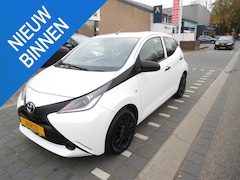 Toyota Aygo - 1.0 VVT-i x 5 deurs , airco, centrale vergrendeling, elektrische ramen sportvelgen, enz