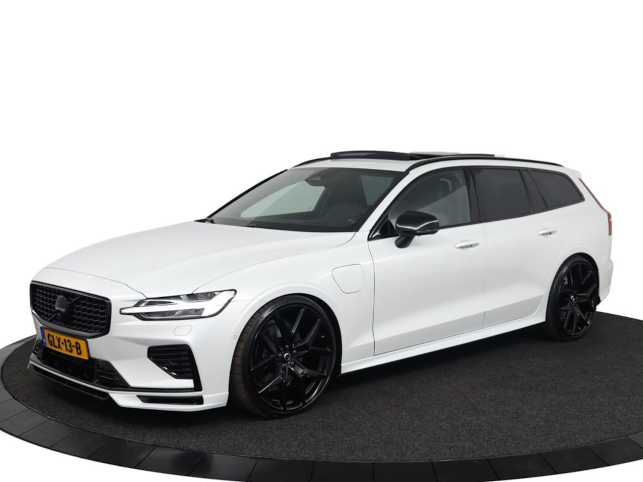 Volvo V60 - T8 AWD Ultra Dark | Full Option | Heico bodykit Inclusief Actief Vierpijps Sportuitlaatsys - AutoWereld.nl