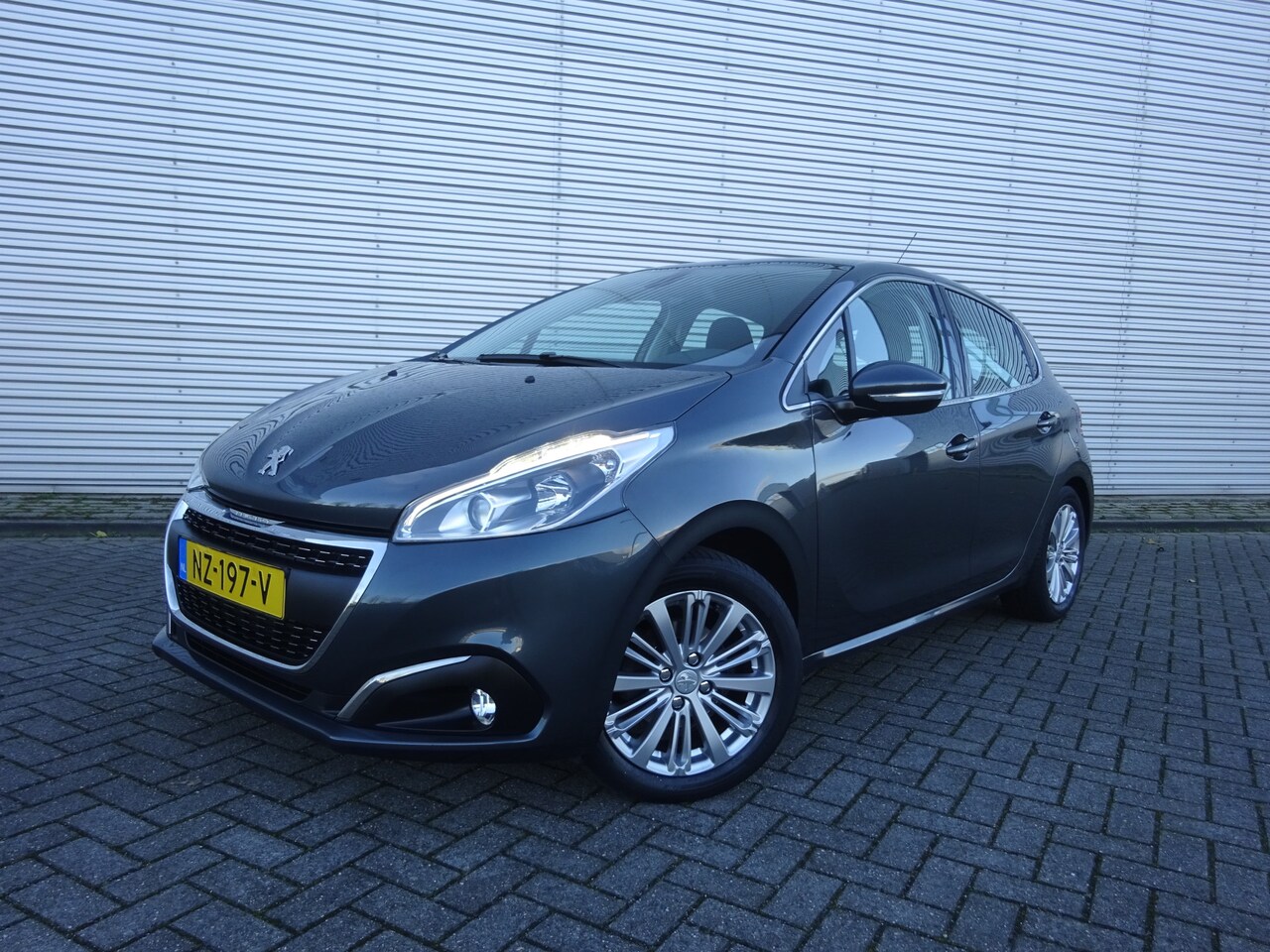 Peugeot 208 - 1.2 PureTech Allure 1e Eigenaar / Navi / Climate / Trekhaak / Led / Lm velgen - AutoWereld.nl