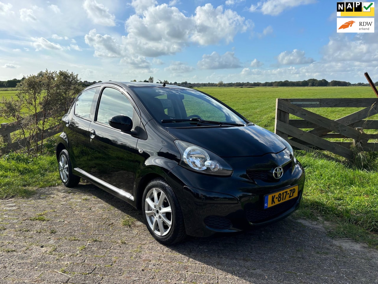 Toyota Aygo - 1.0-12V Aspiration Green 1.0-12V Aspiration Green, Lage KM! - AutoWereld.nl