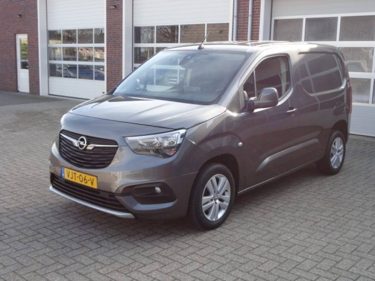 Opel Combo - 1.5D L1H1 Edition Airco , Stoelverwarming , Lmv - AutoWereld.nl