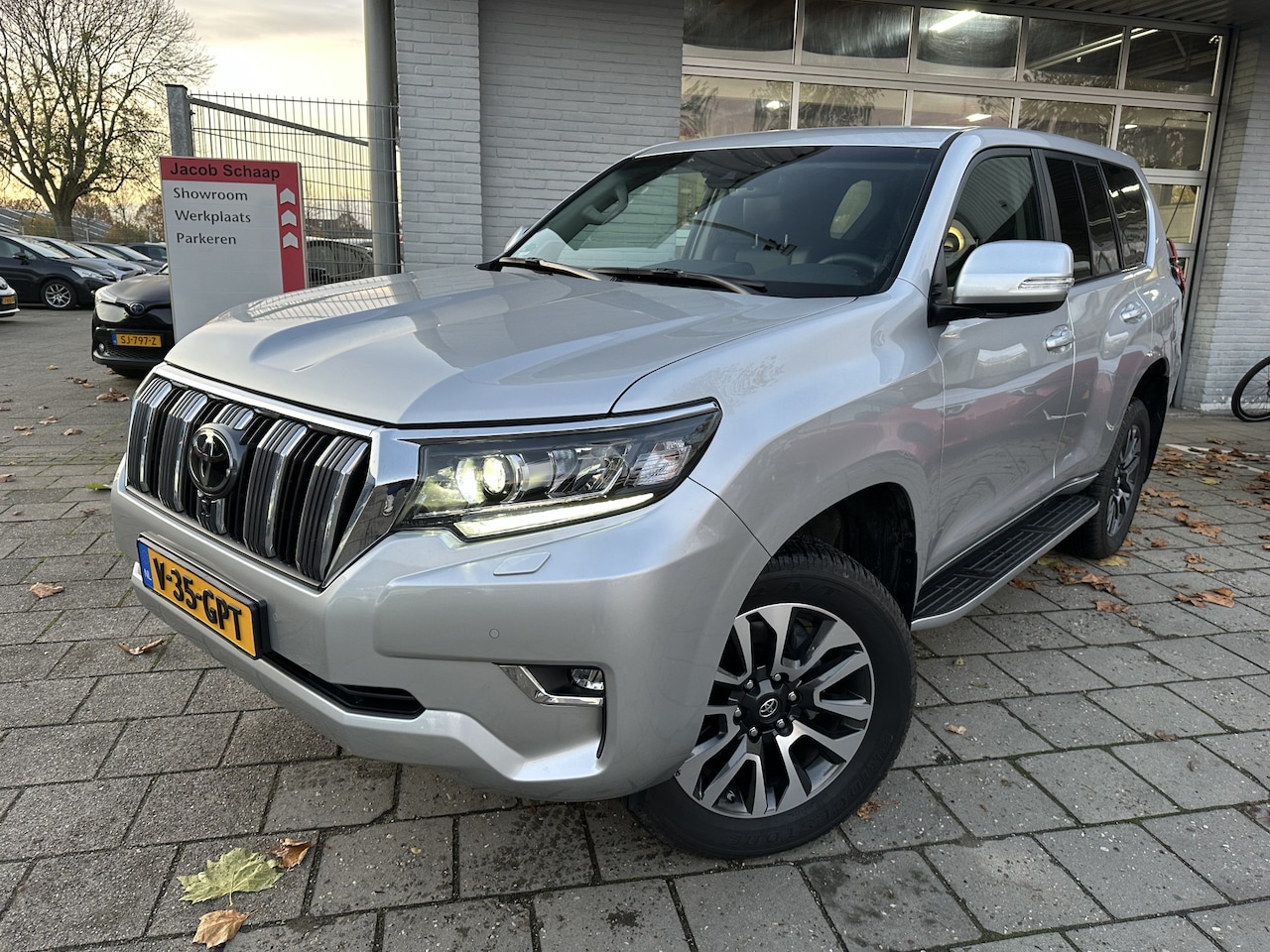 Toyota Land Cruiser - 2.8 D-4D-F Professional Window Van Automaat 204pk - AutoWereld.nl