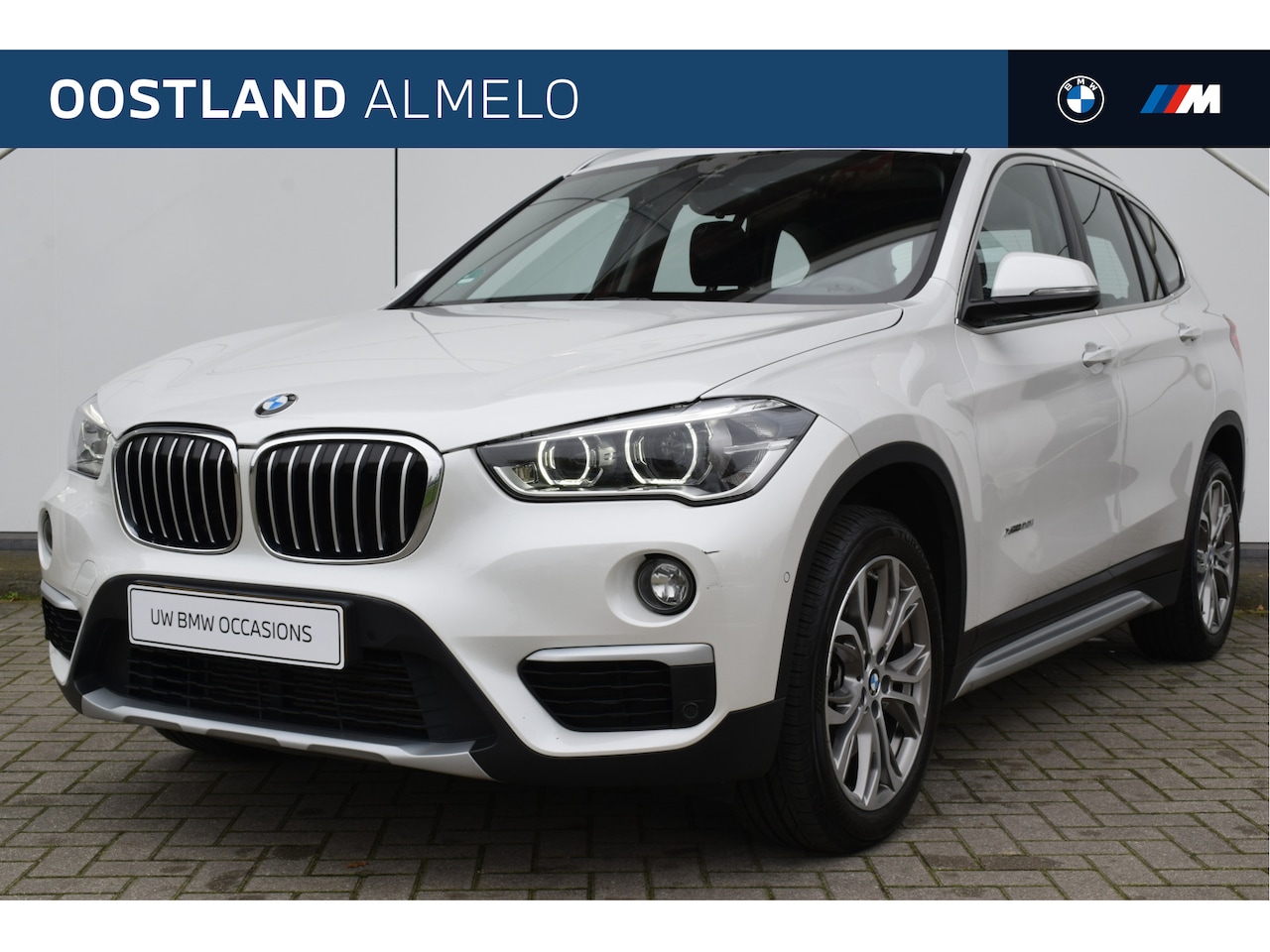 BMW X1 - xDrive20i High Executive xLine Automaat / Panoramadak / Trekhaak / LED / Head-Up / Park As - AutoWereld.nl