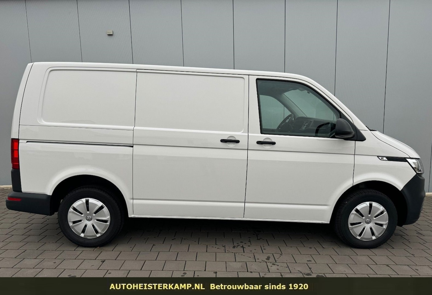 Volkswagen Transporter - 2.0 TDI L1H1 T6.1 110 PK Airco Achterklep Camera Radio - AutoWereld.nl