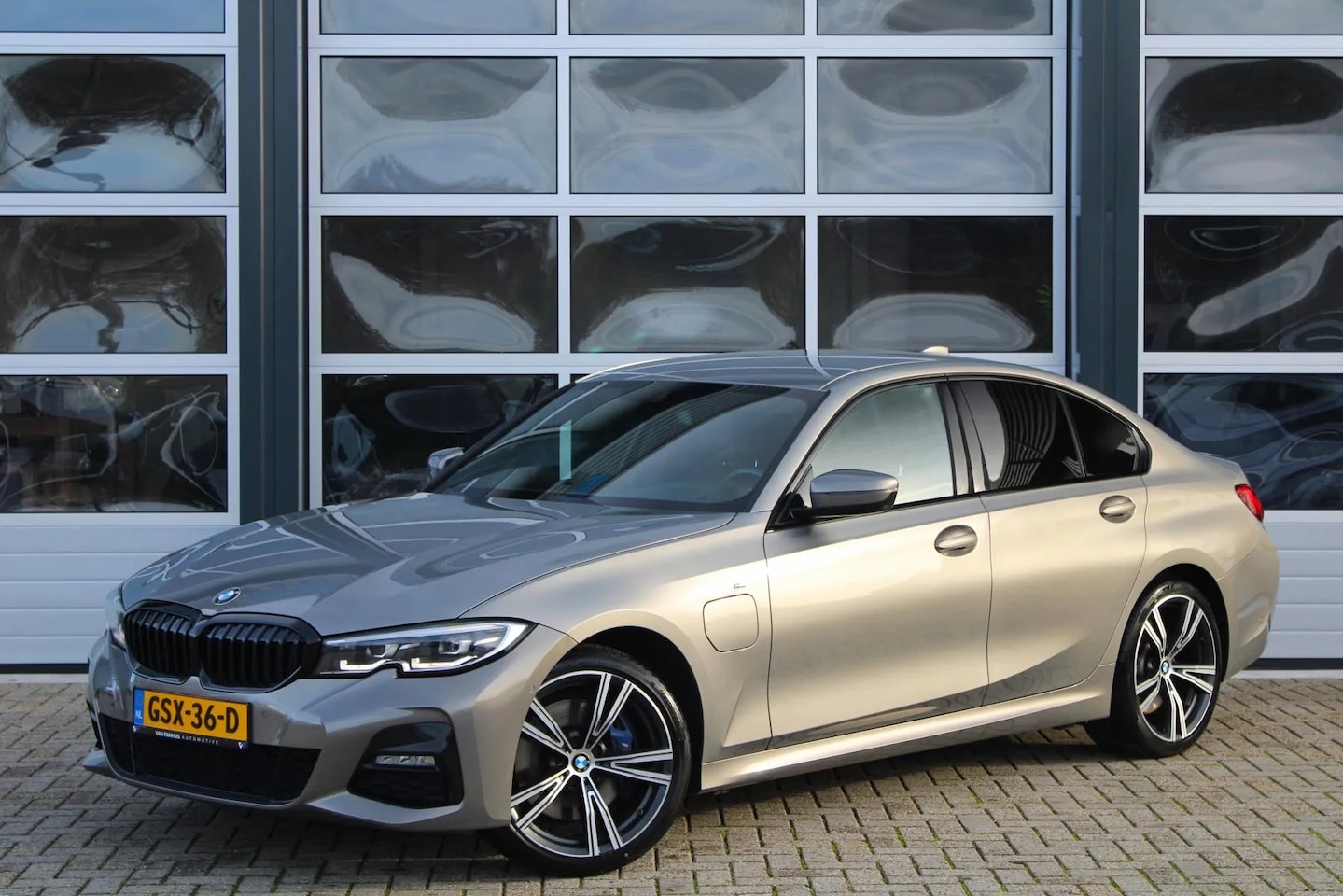 BMW 3-serie - 330e M-Sport | Camera | 19 inch | HIFI | Stoelverwarming - AutoWereld.nl