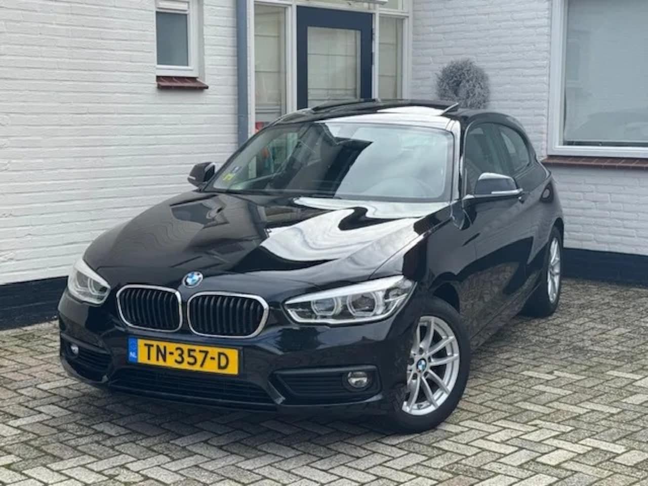 BMW 1-serie - 118i High Executive | Panoramadak | Lederen Bekleding | Climate Control | Lichtmetalen Vel - AutoWereld.nl