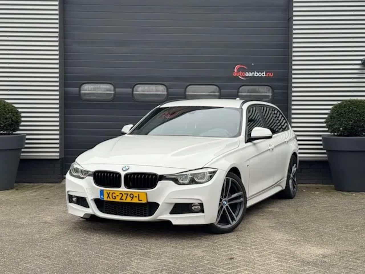 BMW 3-serie Touring - 320i M Sport | Navigatie | Lederen Bekleding | Climate Control | Parkeersensoren | 19 Inch - AutoWereld.nl