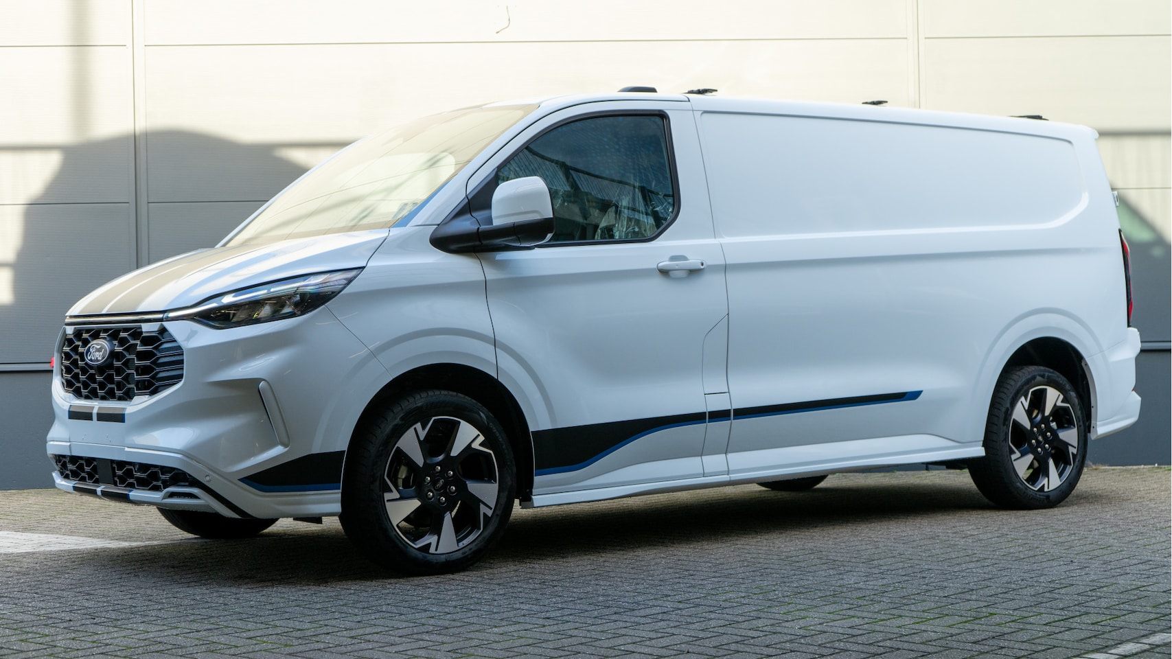 Ford Transit Custom - 300 2.0 TDCI L2H1 Sport | Driver Assistent Pack Premium (Automaat) | B&O | Wegklapbare Imp - AutoWereld.nl