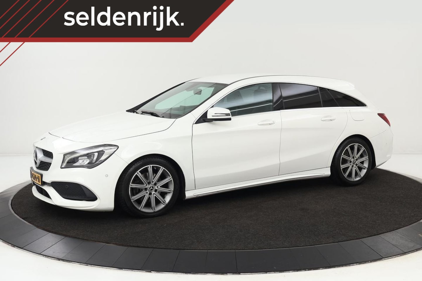 Mercedes-Benz CLA-klasse Shooting Brake - 180 AMG | Trekhaak | Leder/alcantara | Stoelverwarming | Full LED | PDC | Camera | Climate - AutoWereld.nl